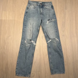 Gina tricot jeans  - Ljusblåa jeans från Gina tricot. Använt några gånger. Köptes för 599kr