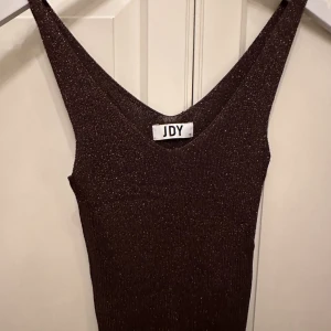 Linne - Brunt glittrig linne, i storlek s. 