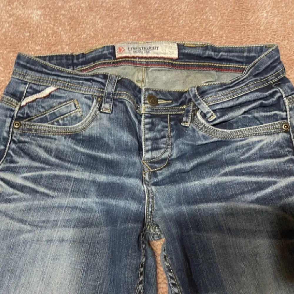 Intressekoll på dessa skitsnygga Low waist raka jeansen! Älskar verkligen färgen och detaljerna bak😍🙏 Storlek 27/32, liiite för små för mig som är 173 och brukar ha stl 36/38. . Jeans & Byxor.