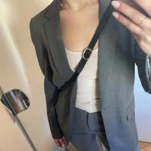 Grå kavaj - Säljer denna gråa kavaj från H&M då jag har en liknande! Använd Max 5 gånger, i princip nyskick:) 