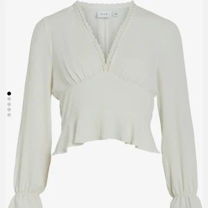 Blus - Super gullig blus från vila i storlek 36, passar även 34! Säljer då den inte kommer till användning. (Obs den är lite genomskinlig)💞