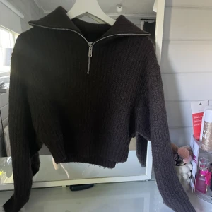 Stickad tröja. Brun - Säljer en fin stickad brun tröja med dragkedjeditalj från Gina tricot i storlek XS🤍