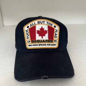 Dsquared2 keps - Bra skick använt fåtal gånger  Köpt NK tyvärr inget kvitto  Priset kan diskuteras 