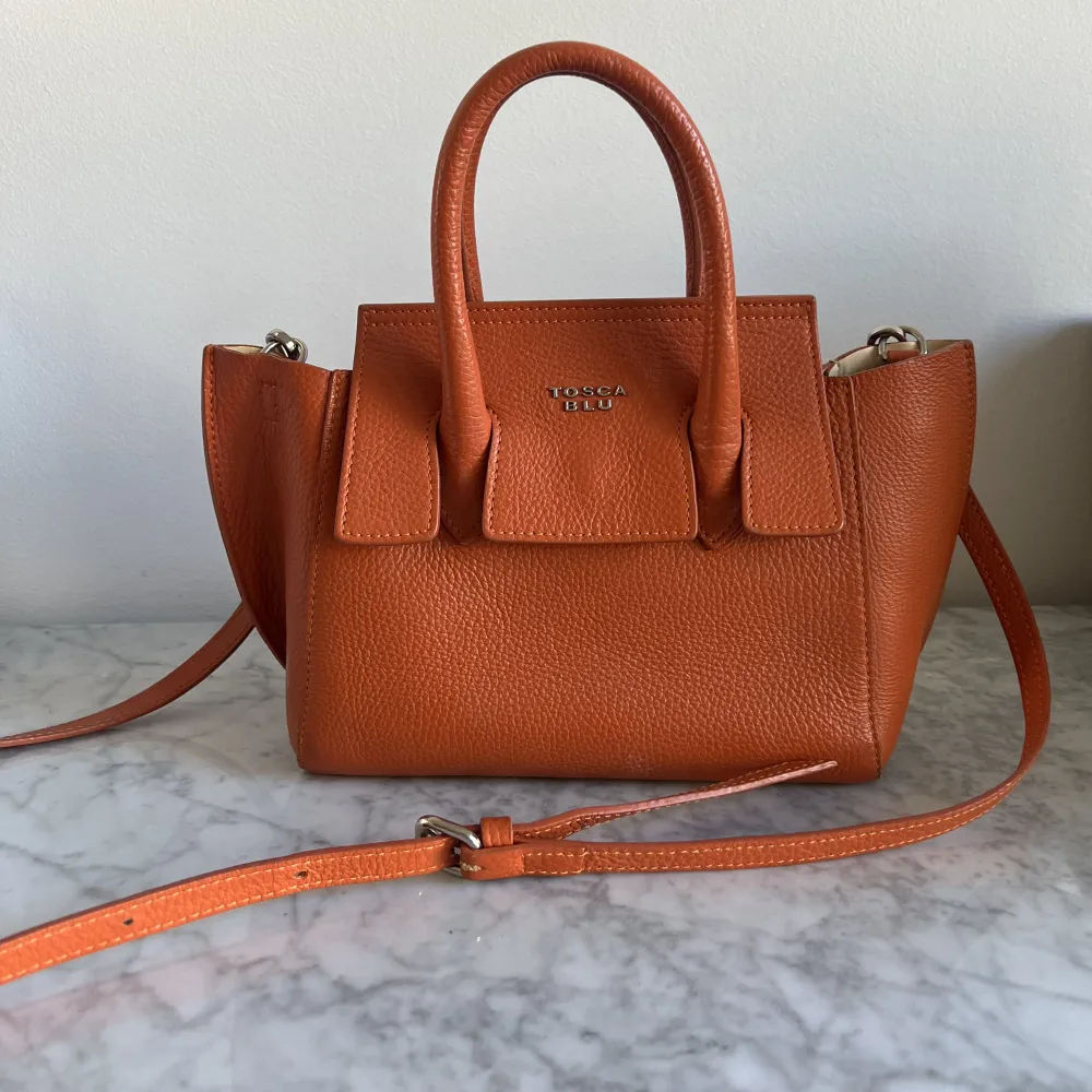 Så fin orange väska 🤍 köpt för 1500 kr i en liten butik i Italien men märket är Tosca Blu. Väl använd och därav mindre tecken på slitage (bilder vid förfrågan). . Väskor.