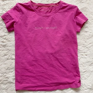T-shirt Tommy hilfiger - Säljer denna vintage tröjan från Tommy hilfiger. Väldigt yk2 stil. Storlek xxs men mer som xs/s 