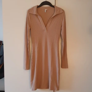 Klänning Nly trend Medium  - Beige klänning från Nly-trend oanvänd nyskick storlek Medium  200kr 
