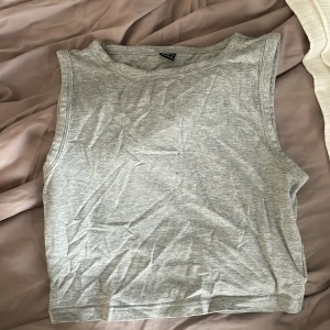 Linne  - Guligt grått linne från SHEIN, köpt för cirka 1,5 år sen och bara använd ett fåtal gånger, säljer för att den inte kommer till användning❤️❤️ 