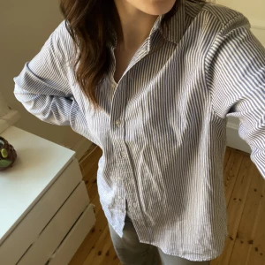 Randig skjorta  - Fin och trendig skjorta!!🤍