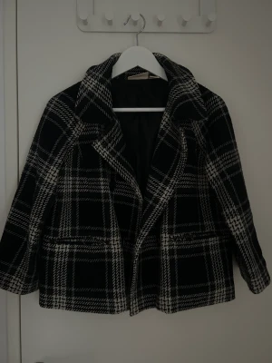 Supersöt höst och vårjacka  - En supersöt höst/vårjacka från DKNY. Knappt använd och i väldigt fint skick🩷
