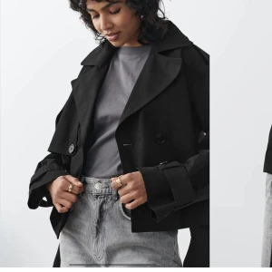 Trenchcoat  - Populär trenchcoat från Gina Tricot i storlek S! Endast använd 1 gång, säljer då den inte kommer till användning💕