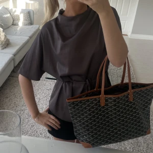 Satin topp  - Världens finaste satin blus, sjukt tjockt material och jätte fin färg!! Knyter själv i midjan så passar xs-l. Köpt i Paris! 