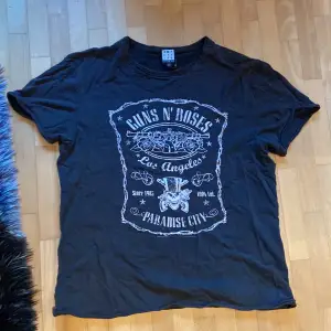 Säljer en fin Guns N’ Roses t-shirt. Använd mycket och har 2 hål, ett på bild tre och ett annat på ryggen, men det syns inte. Skriv vid minsta fråga