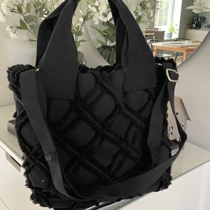 NUNOO väska  - Väska från Nunoo. Mått: 30x43 cm. I nyskick. Perfekt till vardags. Avtagbar axelrem