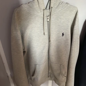 Polo Ralph zip - Säljer min grå polo Ralph lauren zip up hoodie pga jag inte använder den längre. Bra sick förutom att ena metallbiten från söret har låsnat. Nypris 1799kr