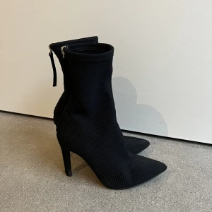 Svarta strumpklackar  - Skitsnygga och framförallt sköna strumpklackar, storlek 37! Knappt använda, säljer tyvär pga för små. 