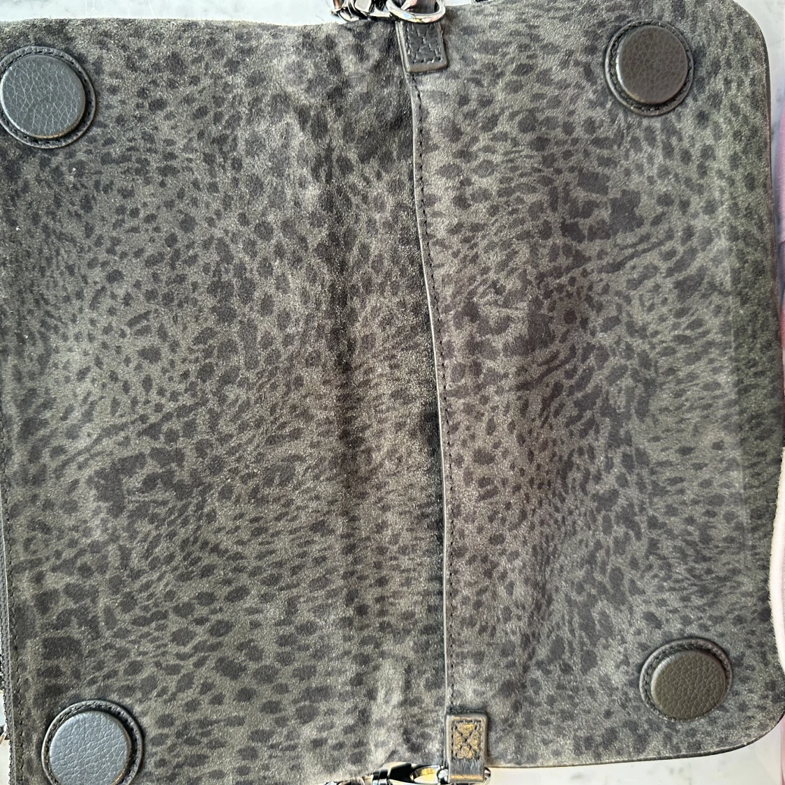 Zadig & Voltaire väska grå svagt mönstrad mocka - 91