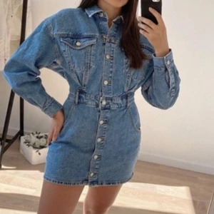 Zara klänning - Säljer denna slutsålda zara klänning som bara använts en gång! Är xs men jag skulle säga att de är som en s💗💗