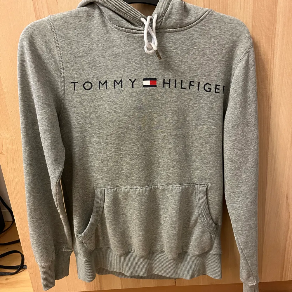 Okej skick lite sliten där med priset, kom med egna bud. Hoodies.