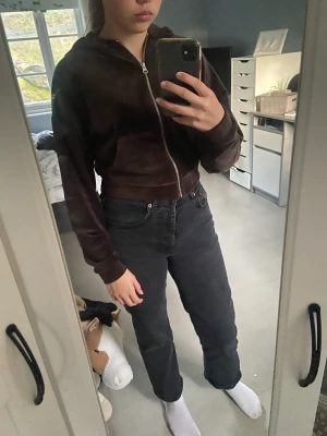 Hoodie - Säljer denna ziphoodie från bikbok då den är för liten för mig. Skriv för fler bilder