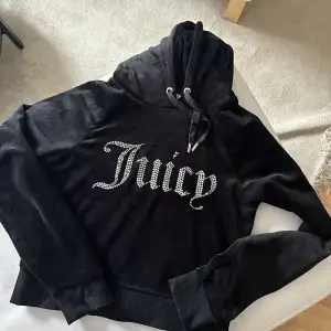 Juicy Couture hoodie i strl S, använd 1 gång och tvättad. Nyskick! 