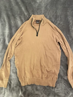 Oscar Jacobson - En halv zip up tröja från Oscar Jacobson, ny pris cirka 1,6k. Använd maximalt 3 ggr. Köpt från man avdelningen men skulle säga att kvinnor oxå kan ha den! 