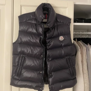 Moncler väst - Moncler väst i storlek 0 superfint skick mer bilder skickas vid önskan!