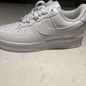 Nike air force 1 - Helt nya äkta Nike air force 1 i storlek 38, säljs på grund av fel köp, lådan är kvar och dom är ej använda som ni kan se på bilden. Ordinarie pris 1400 kr. Pris 800 + frakt