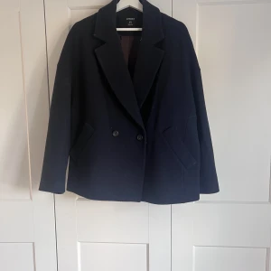 lindex kappa  - jätte fin marinblå kappa från lindex som inte används längre💙