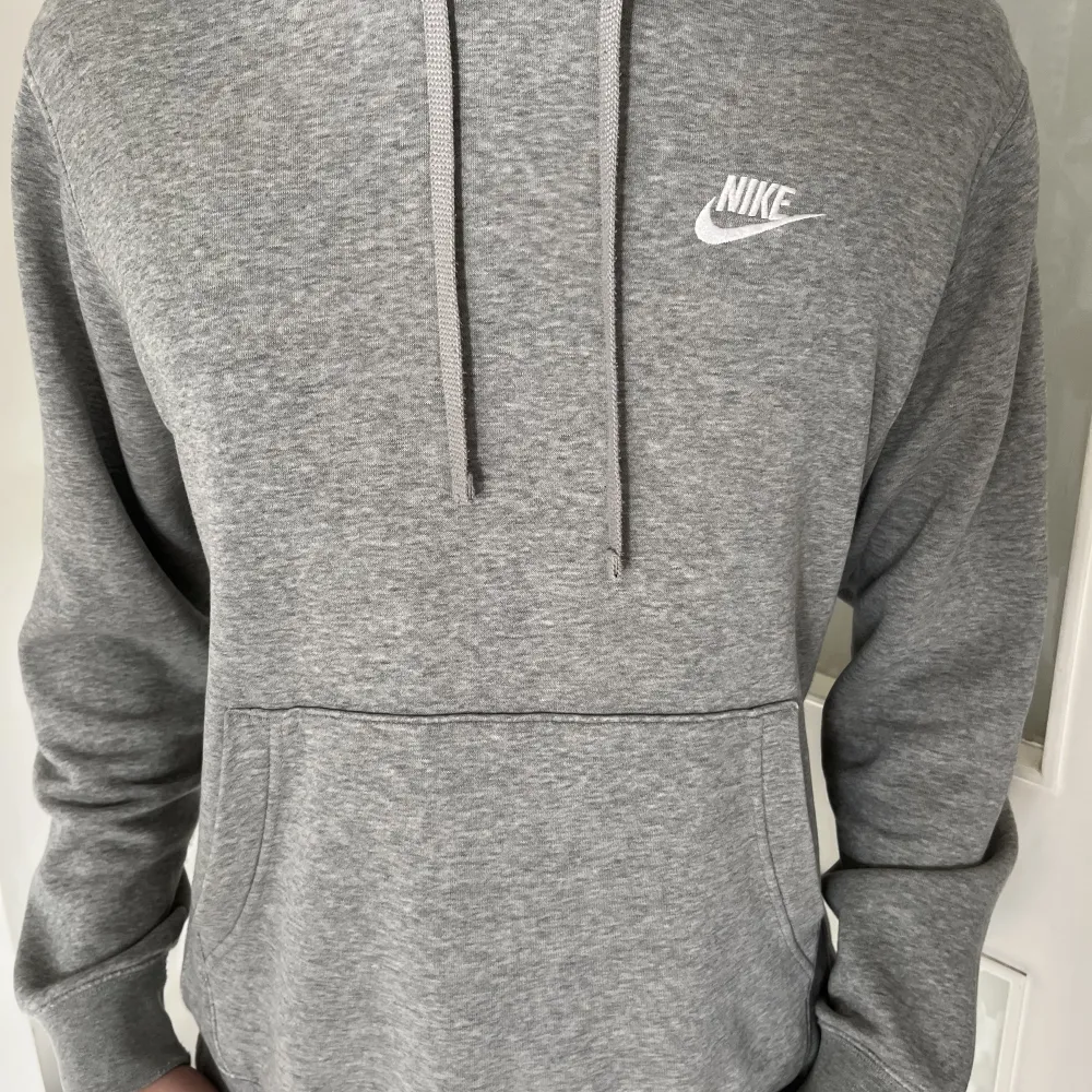 En clean och skön Nike hoodie som inte kommer till användning längre🫡🥲. Hoodies.