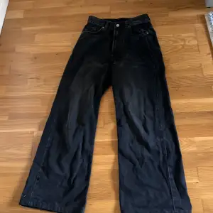 Här säljer jag ett par grå/svarta jeans för att de är väldigt för stora på mig! Jag tvättar de precis innan jag skickar iväg dem om man vill det🩷