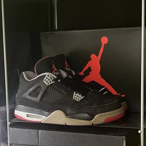 Air jordan 4 - 🔥Air jordan 4 bred 🔥🥥Storlek 44,5 🥥⭐️Originalboxen och Äkthetsbevis tillkommer ⭐️🦋Kan fraktas eller mötas upp i Stockholm 🦋💯Äkta 💯☀️Mindre skador finns☀️🌸Pris kan diskuteras vid snabb affär 🌸