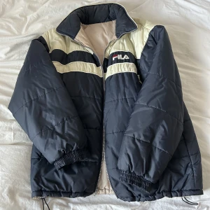 Dunjacka - Pufferjacka i bra skick! Stor i storlek så den är jätte skön och varm. Perfekt för vinter