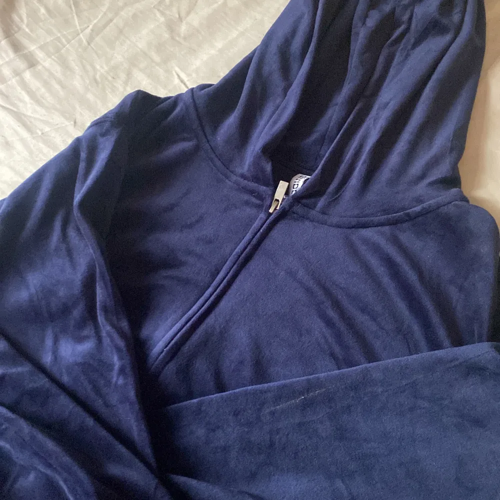 En nästan oandvänd velour zip hoodie från hm. Köpte för att jag ville ha men inte min stil längre. Använd ett par gånger. Men annars helt oskadd.. Hoodies.
