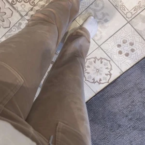 Juicy - Hej, säljer nu mina beiga juicy byxor. Köpte dom för 2 månader sen. Dom e Max använda 5 gånger. Det finns inga fläckar eller liknande. Pris kan diskuteras ❤️