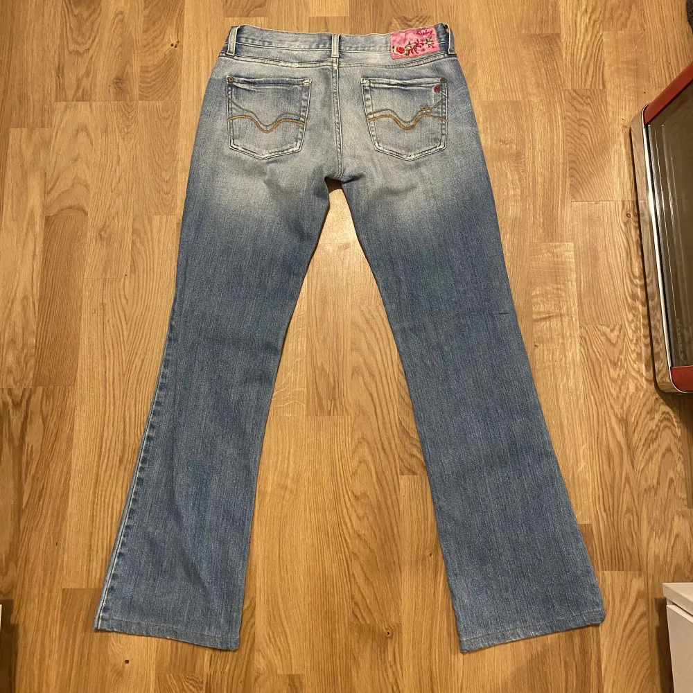 Jag säljer mina jätte fina vintage replay jeans på grund av att dom inte passar💘💐 Dom är LOWWAIST och utsvängda längst nere. Dom är lite korta på mig(162), dom är lite tajta i midjan. Dom passar inte lite curvigare kroppar W:28 L:34. Jeans & Byxor.