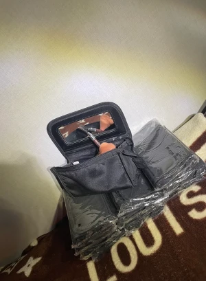 Necessär med spegel - Necessär med spegel. Går att använda till allt, och absolut enkel att ta med sig. 