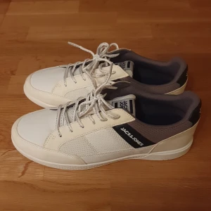 Jack & Jones sneakers - Ett par fina skor på storlek 43 och har aldrig använts tidigare.