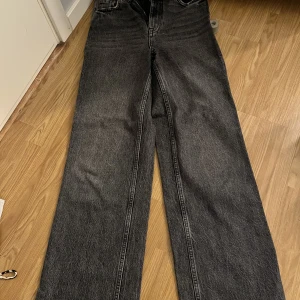 Gråa jeans - Mörkgråa jeans från zara