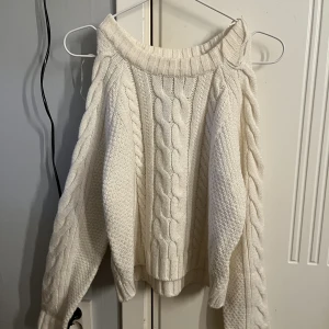 Stickad tröja - Stickad tröja med hål i axlarna