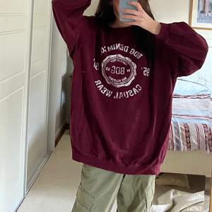 burgundy coloured oversized sweatshirt från urban outfitters