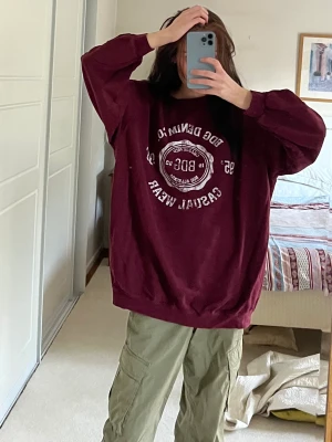 oversized sweatshirt  - burgundy coloured oversized sweatshirt från urban outfitters