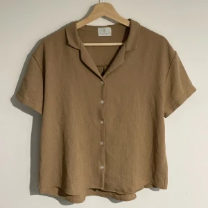 Blus - En fin beige blus från Korea✨ Köpt från YesStyle. Använd några gånger. Bra skick! ⭐️ Modellen har storlek S vanligtvis och bh storlek 75C.