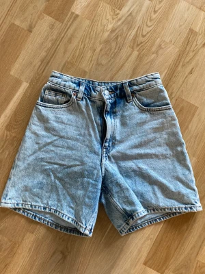 Jeansshorts  - Ett par ljusare jeansshorts som sitter superbra🥰 är en väldigt bekväm och snygg längd som påminner om 90talet 🤪