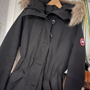 Canada Goose jacka i Rossclair modellen - Canada Goose jacka i rossclair modellen, köptes 2019 och endast använt 2 vintrar sen dess bara hängt i garderoben. den har hållt extremt bra är även i bra skick, har kemtvättas en gång innan. Köpte i NK Göteborg för ungefär 11099 kr, har kvar prislappen. 