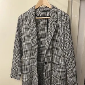 Superhäftig tunnare kappa!🎲 - En mönstrad tunnare höst/vårkappa från ginatricot💕 Knappt använd och i väldigt bra skick!