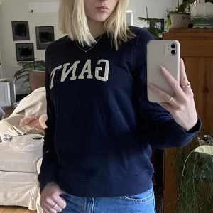 Gant tröja - Säljer denna fina Gant tröjan som jag inte får så mycket användning för tyvärr! Är använd fåtal gånger så den är i bra skick🥰 Den är i storlek M men passar mig som brukar ha storlek  XS/S!