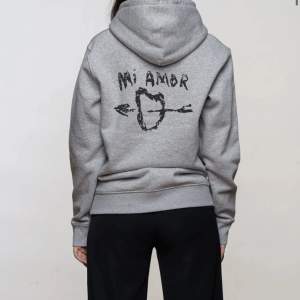 Säljer min superfina mi Amor hoodie för att den inye kommer till användning längre, använd ca 5 ggr är i superbra skick🤩köpte för 1400