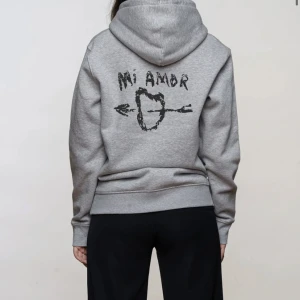 Mi Amor hoodie - Säljer min superfina mi Amor hoodie för att den inye kommer till användning längre, använd ca 5 ggr är i superbra skick🤩köpte för 1400