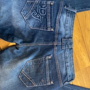 Låga jeans  - Säljer dessa snygga jeans med låg midja och utsvängda i benen, skulle säga att de är i storlek s 