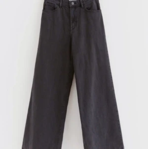 Utsvängda jeans - Ett par utsvängda svarta jeans som är använda fåtal gånger. Känns större än vad dem är!